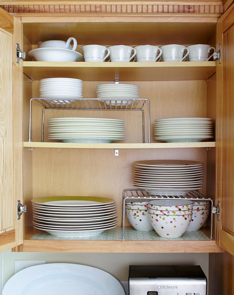 Cabinet Organization Ideas for Plates Kitchen Plates Organization, Organized Things, Kitchen Cabinet Organization Layout, Decorative Plates Display, Plate Shelves, Small Cupboard, Kitchen Plate, Butlers Pantry, Glass Front Cabinets