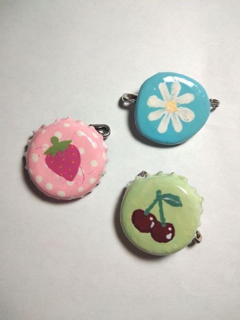 Pin Badges Aesthetic, Pines Aesthetic, Art Aesthetic Painting, Punk Fashion Diy, Bag Pins, Diy Pins, Handmade Jewelry Tutorials, Fun Easy Crafts, Diy Crafts To Do