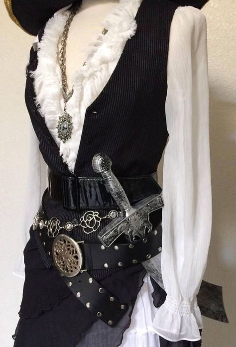 Pirate Outfit Aesthetic, Pirate Aesthetic Outfit, Faire Outfit, Pirate Halloween Costume, The Straw Hat Pirates, Ren Faire Outfits, Pirate Cosplay, Steampunk Pirate, Pirates Life