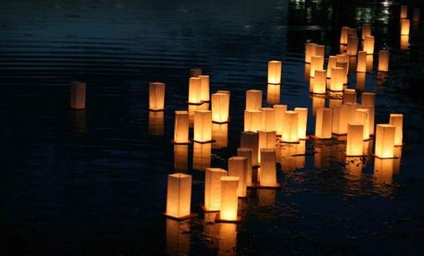 How The Chinese Ghost Festival (Zhongyuan Jie) Is Celebrated Floating Water Lanterns, Candle Therapy, Lanterns Floating, Floating Paper Lanterns, Water Lantern Festival, Autogenic Training, Wish Lanterns, Pool Wedding, Floating Lanterns