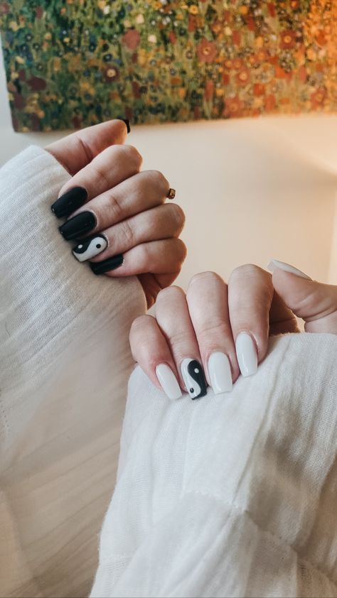 Black Nails Short, Ying Yang Nails, White Short Nails, Black And White Nail, Black And White Nail Designs, Black Gel Nails, Black And White Nail Art, Short Coffin Nails, Simple Acrylic Nails