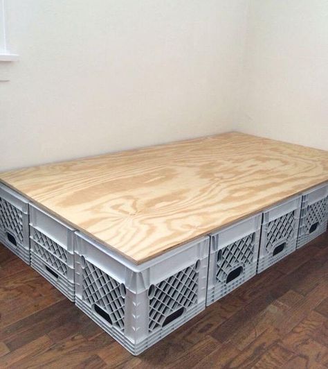 Milk Crates Diy, Milk Crate Furniture, Foyer Furniture, Crate Bed, Crate Diy, Plastic Crates, Roll Recipes, Dekor Diy, Milk Crates