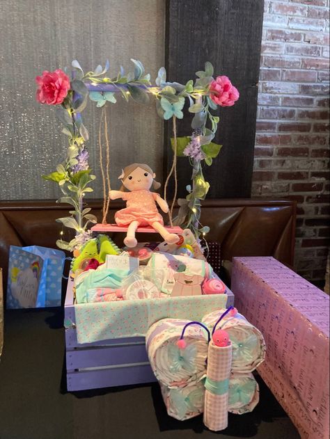 Lighted Flowers and Butterfly Theme with Receiving Blankets, Flowers, Lights, Doll on Swing, filled with gifts. Butterfly Gift Basket, Diaper Raffle Prizes Ideas, Fairy Baby Showers, Bebe Shower, Girl Gift Baskets, Baby Shower Baskets, Raffle Prizes, Baby Shower Gift Basket, Diy Baby Shower Gifts