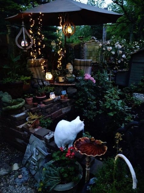 Small Front Porch Ideas Apartment, Goth Patio Decor, Whimsigoth Backyard, Witchy Patio, Goth Backyard, Witch Garden Aesthetic, Hippie Backyard, Living Room Spring Decor, Apartment Decor Room