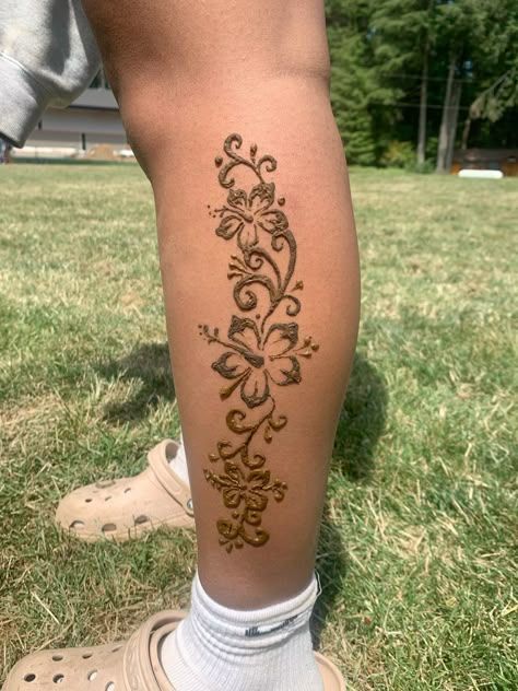 Henna On Legs Design, Hibiscus Henna Tattoo, Bangladesh Tattoo, Henna Ideas Leg, Aesthetic Hena, Henna Ankle Tattoo, Henna Bracelet Design, Hibiscus Back Tattoo, Cute Floral Tattoos