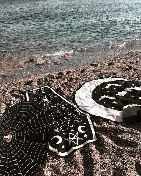 Goth Beach, Outfits Goth, Beach Core, Goth Gifts, How To Impress, Goth Subculture, Summer Goth, Adornos Halloween, Goth Home