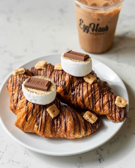 Chocolate Croissant Aesthetic, Croissant Topping, Pastries Aesthetic, Croissant Aesthetic, Croissant Chocolate, Nutella Croissant, Food Aesthetics, Chocolate Croissant, Creative Desserts