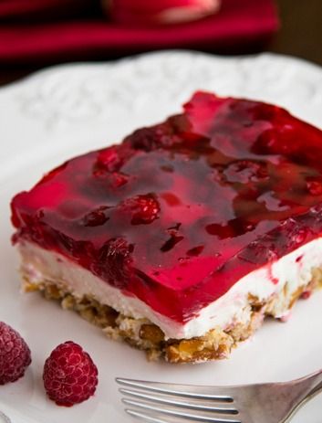 Raspberry Pretzel Jello, Pretzel Jello, Raspberry Jello, Dolce Poche Calorie, Pretzel Salad, Cranberry Cream Cheese, Jello Desserts, Dessert Aux Fruits, Jello Recipes