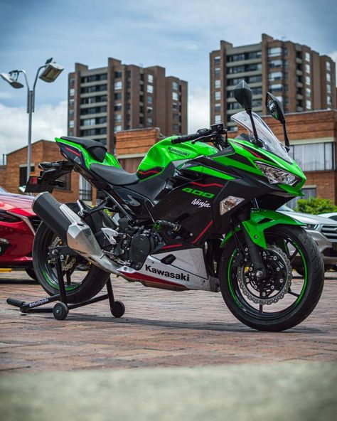 Ninja 400 Custom, Ninja Aesthetic, Green Motorcycle, Ninja 400, Night Biking, Biker Outfit, Cute Friend Photos, Biker Life, Animal Coloring