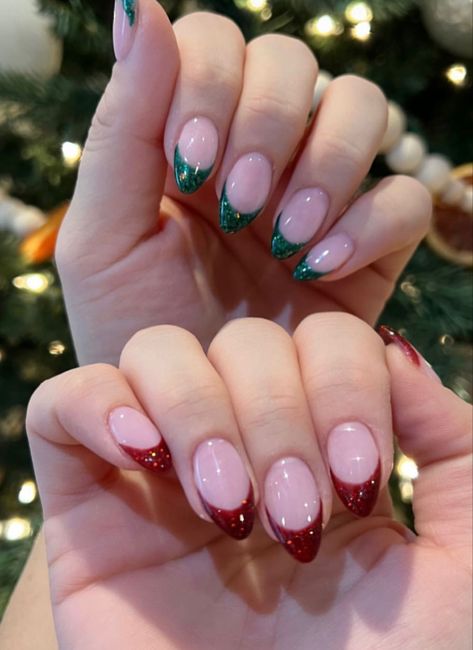 Instagram @nailsby_madi Holiday Nails Green And Red, Wedding Nails Christmas, Christmas Glitter French Tip Nails, Red Green French Tip Nails, Christmas Round Nail Ideas, Christmas Nails Inspo Simple, Red And Snowflake Nails, Holiday Nails Tips, Red And Green Sweater Nails