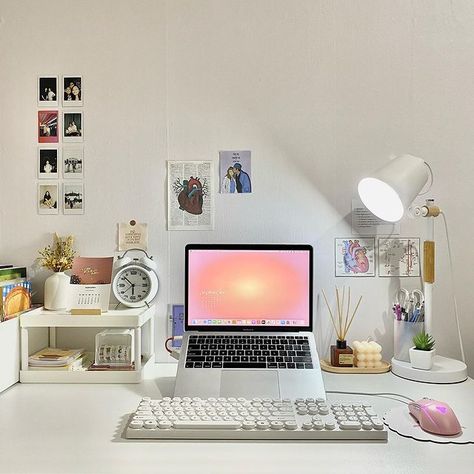 20+ Desk Decor Ideas That'll Help You Create the Best Work Space – May the Ray White Desk Decor, Desk Decor Ideas, Work Desk Decor, Zimmer Diy, Study Desk Decor, Study Decor, Desk Inspiration, White Desk, Desk Makeover