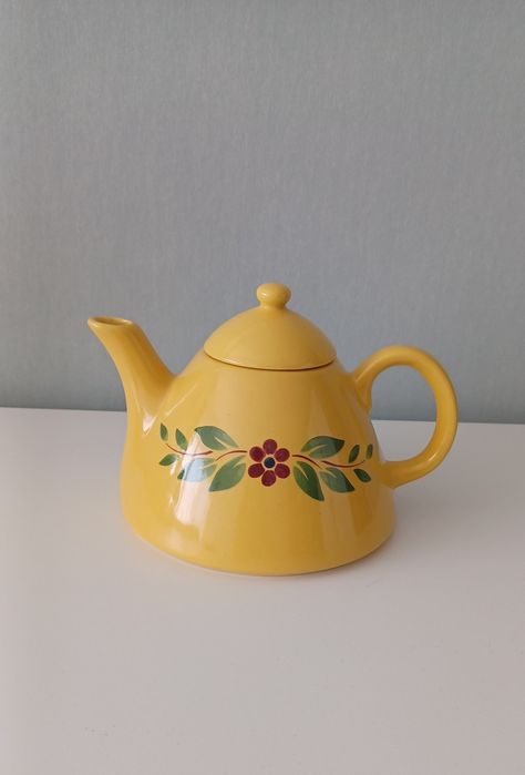 Scandinavian Kitchen Decor, Yellow Stuff, Retro Teapot, Teapot Decor, Mcm Home, Modern Tea Pot, Ceramic Cafe, Painted Teapot, Blue And Burgundy