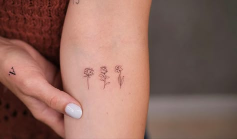 Set Of Three Tattoo, Garden Tattoo Ideas, Trio Tattoo Ideas, Brooklyn Tattoo, Tattoo Mini, Matching Sister Tattoos, Fineline Tattoo, Blackwork Tattoos, Family Flowers