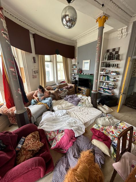 Sleepover In Living Room, Messy Apartment Living Room, Messy Hotel Room, Living Room Sleepover Ideas, Living Room Sleepover, Messy House Aesthetic, Messy Apartment Aesthetic, Room Vintage Aesthetic, Messy Living Room