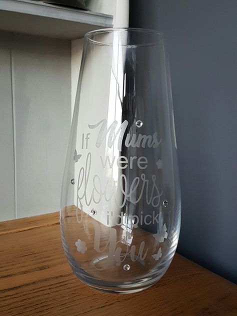 Etched glass vase mothers day gift Cricut Vase Ideas Vinyls, Creative Mother's Day Gifts, Shrinking Violet, Vase Ideas, Cricut Inspiration, Mother Birthday, Valentine Ideas, Mother Birthday Gifts, Business Idea