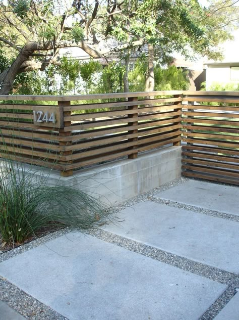 Modern Fence Design, Modern Front Yard, Side Yards, Front Yard Design, Types Of Fences, Diy Fence, Front Yard Fence, Decorative Concrete, Modern Fence