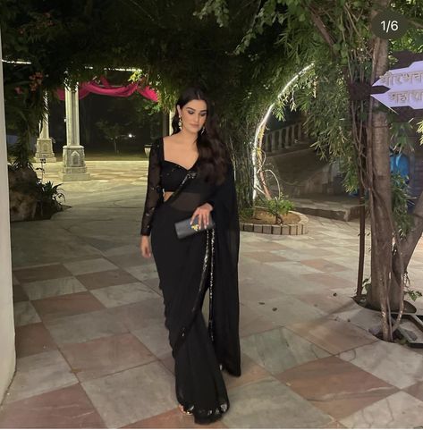 Farewell Saree Designs, Black Saare Look For Farewell, Fairwell Saree Ideas, Saree For Night Party, Saree Look For Farewell, Black Saree For Farewell, Girlish Sarees For Farewell, Black Blouse Designs For Saree, Saree Styles Modern Classy