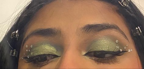 Green Ball Makeup, Green Pearl Makeup, Euphoria Green Makeup, Dark Green Makeup Looks For Prom, Euphoria Makeup Green, Tiana Inspired Makeup, Green Sparkly Makeup, Green Douyin Makeup, Green Makeup Looks Simple