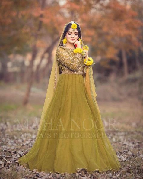 Beautiful Mayon dress 👗 Mehandi Function Dresses For Girls, Ubtan Dresses Pakistani, Mendi Outfits, Mehandi Function Dresses, Function Poses, Mehandi Makeup, Mehndi Outfit Ideas, Mehndi Function Dresses, Mayon Dress