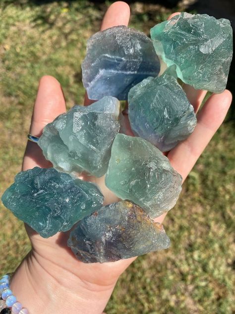 Pretty Rocks Stones, Inedible Things That Look Good, Crystalcore Aesthetic, Rock Powers, Crystal Core Aesthetic, Fluorite Aesthetic, Cool Crystals, Rocks Aesthetic, Crystals Fluorite