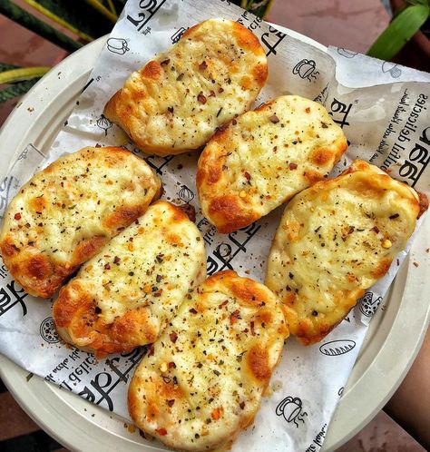 Cheese Garlic Bread 😍😍😍...#foodiesince96 ..Snapchat 👻 : Foodiesince96 Follow Foodiesince96 for more updates Cheesy Food, Eating Photography, Bread Food, Cheesy Garlic Bread, Makanan Diet, Think Food, Food Goals, August 27, Food Is Fuel