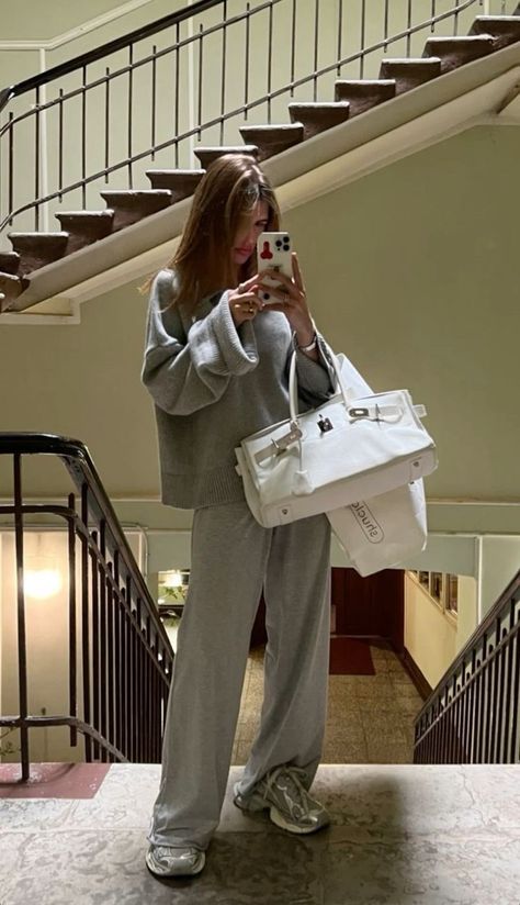 Phone Bag Outfit, Europe Winter Fashion, Gray Sweatpants Outfit, Airport Outfit Winter, Airport Chic, Style Parisienne, روتين العناية بالبشرة, Neue Outfits, Looks Street Style