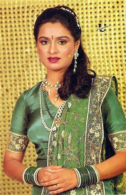 Padmini Kolhapure, Full Wallpaper, Indian Retro, Classic Posters, Indian Actors, Retro Bollywood, Bride Portraits, Vintage Bollywood, Top Celebrities