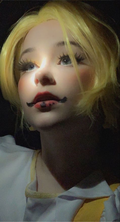 Simple Fnaf Cosplay, Chica Makeup Fnaf, Chika Cosplay Fnaf, Five Nights At Freddy's Nails, Fnaf Cosplay Bonnie, Freddy Fazbear Makeup, Chica Fnaf Cosplay, Chica Cosplay Fnaf, Toy Chica Cosplay