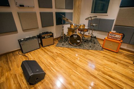 Inside Room ## -- all of the hourly spaces feature GMS drums and Orange amps. Rehearsal Room Design, Band Room Ideas, Band Rehearsal, Band Rooms, Drums Studio, Music Room Design, Home Recording Studio Setup, Rehearsal Studios, Band Room