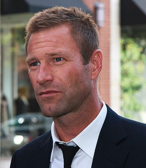 Aaron Eckhart Aaron Eckhart, Famous Americans, It Movie Cast, Hollywood Stars, Stylish Men, A Good Man, Face And Body, Mens Hairstyles, Actors & Actresses