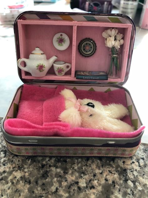 The White Rabbit’s bedroom in a tin mini Mint Tin Dollhouse, Diy Altoids Tin Projects, Altoid Tin Miniatures, Altoid Tin Dollhouse, Mini Tin Crafts, Tin Box Crafts, Altoid Tin Ideas Miniatures, Altoid Tin Ideas, Tin Dollhouse