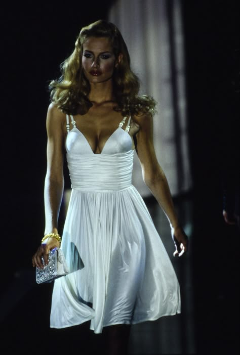 Versace Spring 1995, Versace Spring, 90s Runway Fashion, Runway Fashion Couture, Runway Outfits, 90s Model, 90s Models, Claudia Schiffer, Donatella Versace