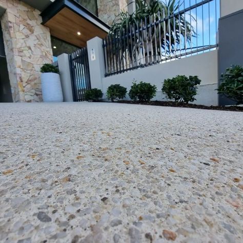 Modern Front Yard Walkway Ideas!  Discover dream front yard walkway ideas that combine elegance and practicality. Perfect for creating a welcoming entrance! Front Yard Walkway Ideas, Yard Walkway Ideas, Aggregate Patio, Concrete Landscaping, House Frontage, Front Yard Walkway, Exposed Aggregate Concrete, Yard Walkway, Aggregate Concrete