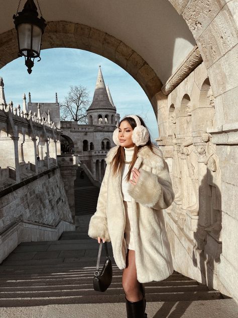 Budapest Travel Outfits, Budapest Aesthetic Outfit, Budapest Winter Outfit, Budapest Outfit Winter, Budapest Outfit, Budapest Fashion, Budapest Winter, Bath Clothes, November Outfits