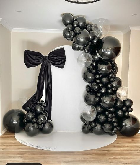 Royal Prince Birthday Party, Black And White Balloons, Black Party Decorations, Silver Party Decorations, New Year's Party Decorations, Simple Birthday Decorations, Birthday Dinner Party, Clear Balloons, Bridal Decorations