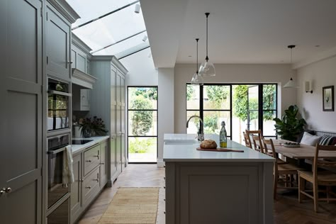 Houzz Tour: A Victorian Family Home That Exudes Relaxed Elegance | Houzz UK London Terrace House Kitchen, London Edwardian House Interior, Side Return Kitchen, Contemporary Victorian Interiors, Kitchen Side Return Extension, Edwardian House Interior, Victorian House Kitchen, Cozy Home Kitchen, Side Return Kitchen Extensions