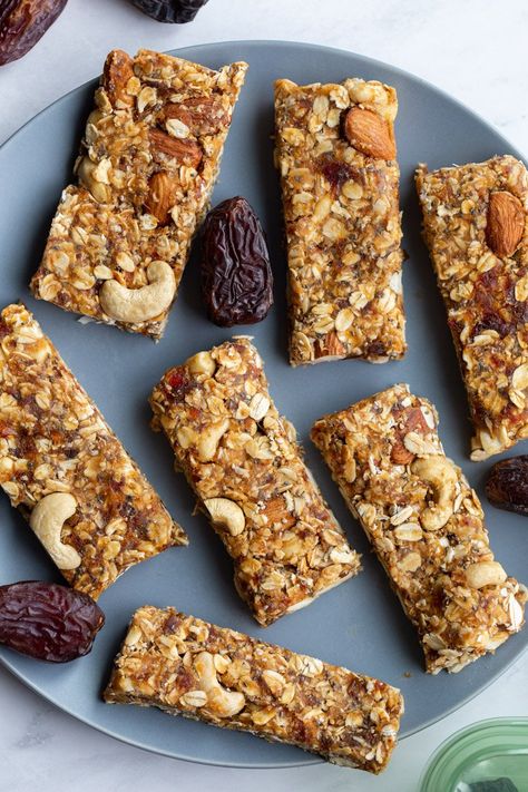 Dates Recipes, Granola Bar Recipe Chewy, Vegan Granola Bars, Protein Granola Bars, Granola Bars Recipe, No Bake Granola Bars, Vegan Granola, Healthy Granola Bars, Chewy Granola Bars