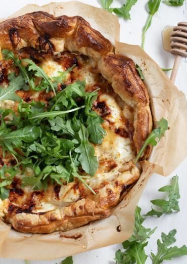 Easy and delicious goat cheese tart, topped with arugula and honey. Goat Cheese Tart, Cheese Tart, Cheese Tarts, Tart Baking, Beef And Potatoes, Food Stamps, Ground Beef Recipes Easy, Puff Pastry Recipes, Great Appetizers