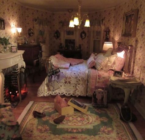 Small Town Bedroom Aesthetic, Old Lady Bedroom Aesthetic, Thrift Store Bedroom, Grandmacore Bedroom, 1950s Room, Whimsigothic Decor, Whimsigothic Home Bedroom, Grandma Room, Whimsigothic Home