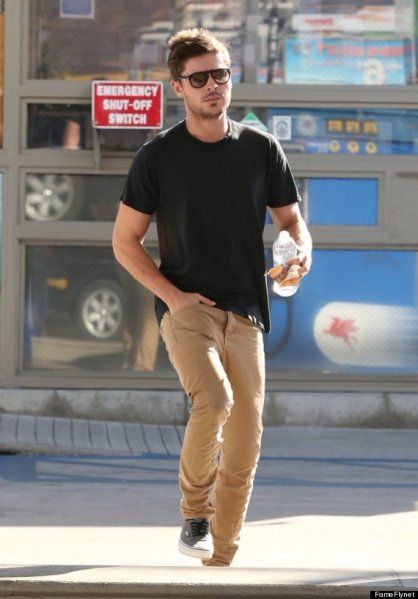 Zac Efron Style, Fashion Designer Studio, Tan Jeans, Tan Pants, Zac Efron, Mens Casual Outfits, Chinos Pants, Black Tee, Men Dress