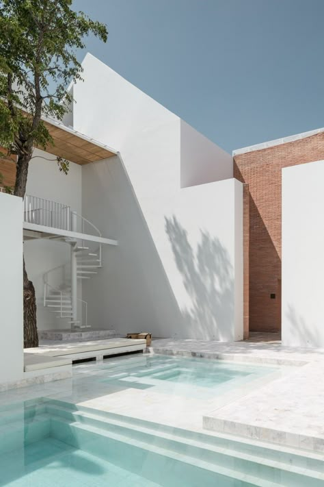 Sala Ayutthaya Hotel by Onion Small Terraced House, Home Architect, Boutique Hotels Design, White Building, Brick Facade, Pool Design, Design Exterior, Swimming Pool Designs, Terraced House