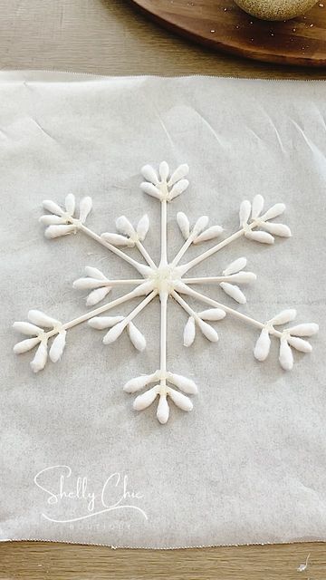 Easy Winter Decorations Diy, Q Tip Snowflakes, Hot Glue Snowflakes, Diy Winter Crafts, Snowflake Making, Easy Winter Decorations, Snowflakes Diy, Snowflake Decoration, Winter Diy Crafts