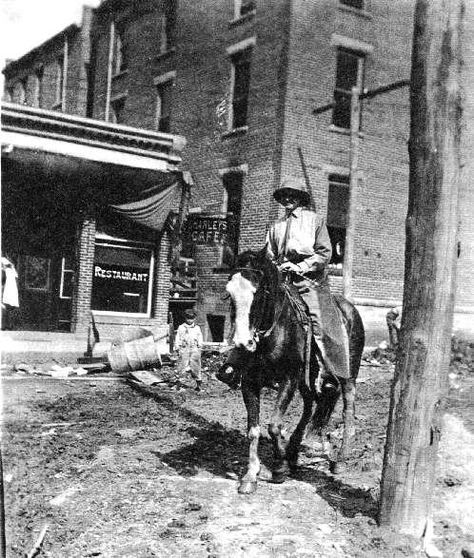 Hazard Kentucky Appalachian Living, Hazard Kentucky, Appalachian Heritage, Cotton Picking, Appalachian History, Appalachian People, Perry County, Eastern Kentucky, Vintage Pics