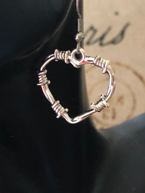 Super dope silver plated barbed wire grunge heart earrings are on 100% hypoallergenic stainless steel ear wire. stainless steel ear wire is tarnish and rust proof Wire Heart Earrings, Grunge Heart, Jewelry 90s, Barbed Wire Heart, Style Alt, Jewelry Grunge, Wire Heart, Grunge Jewelry, Alternative Jewelry