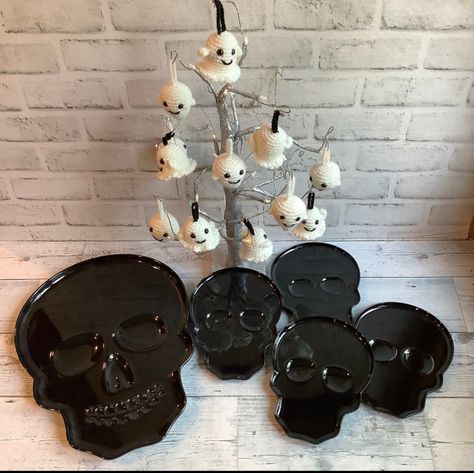 Brand New!!! Christian Siriano Halloween 2023 Collection Appetizer Plates & Platter Set (4) Salad Plates (1) Platter Plates Skull Design Material Melamine Hand Wash Only Perfect For Any Skull Lovers Will Be Packaged Carefully From A Smoke Free Home Platter Plates, Black Candlestick Holders, Skull Candle Holder, Halloween Entertaining, Skull Pumpkin, Gold And Black Dress, Platter Set, Skull Candle, Goth Home