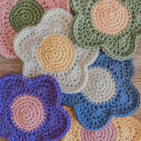 Crochet Coasters Free Pattern, Coaster Pattern, Crochet Flowers Easy, Confection Au Crochet, Crochet Coaster Pattern, Crochet Coaster, Bonnet Crochet, Easy Crochet Projects, Crochet Daisy