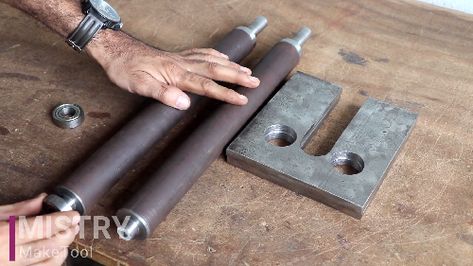 Make a sheet metal rolling machine \ diy sheet metal roller Sheet Metal Roller, Sheet Metal Bender, Metalworking Tools, Smith Tools, Diy Tools Homemade, Home Made Tools, Sheet Metal Tools, Metal Bender, Metal Fab