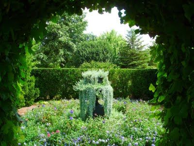 fountain overgrown Overgrown Fountain, Dark Acadamia, Hidden Garden, Indoor Chairs, English Garden, Inspirational Images, Indoor Garden, Sci Fi Fantasy, Mind Blown