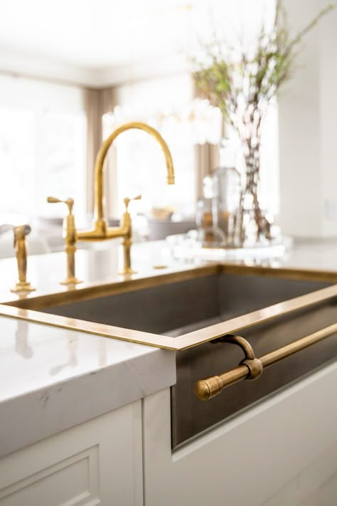 Officine Gullo, Kitchen Sink Design, Casa Country, Farmhouse Kitchen Cabinets, Kitchen Sink Accessories, Smitten Kitchen, Gold Kitchen, Sink Design, Kitchen Inspiration Design