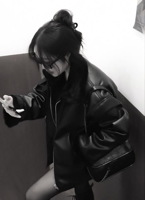 Korean Black Outfit, Ulzzang Tomboy, Korean Fashion Aesthetic, Tomboy Aesthetic, Woman In Suit, Korean Picture, Winter Fashion Outfits Casual, Tomboy Outfits, Aesthetic Women